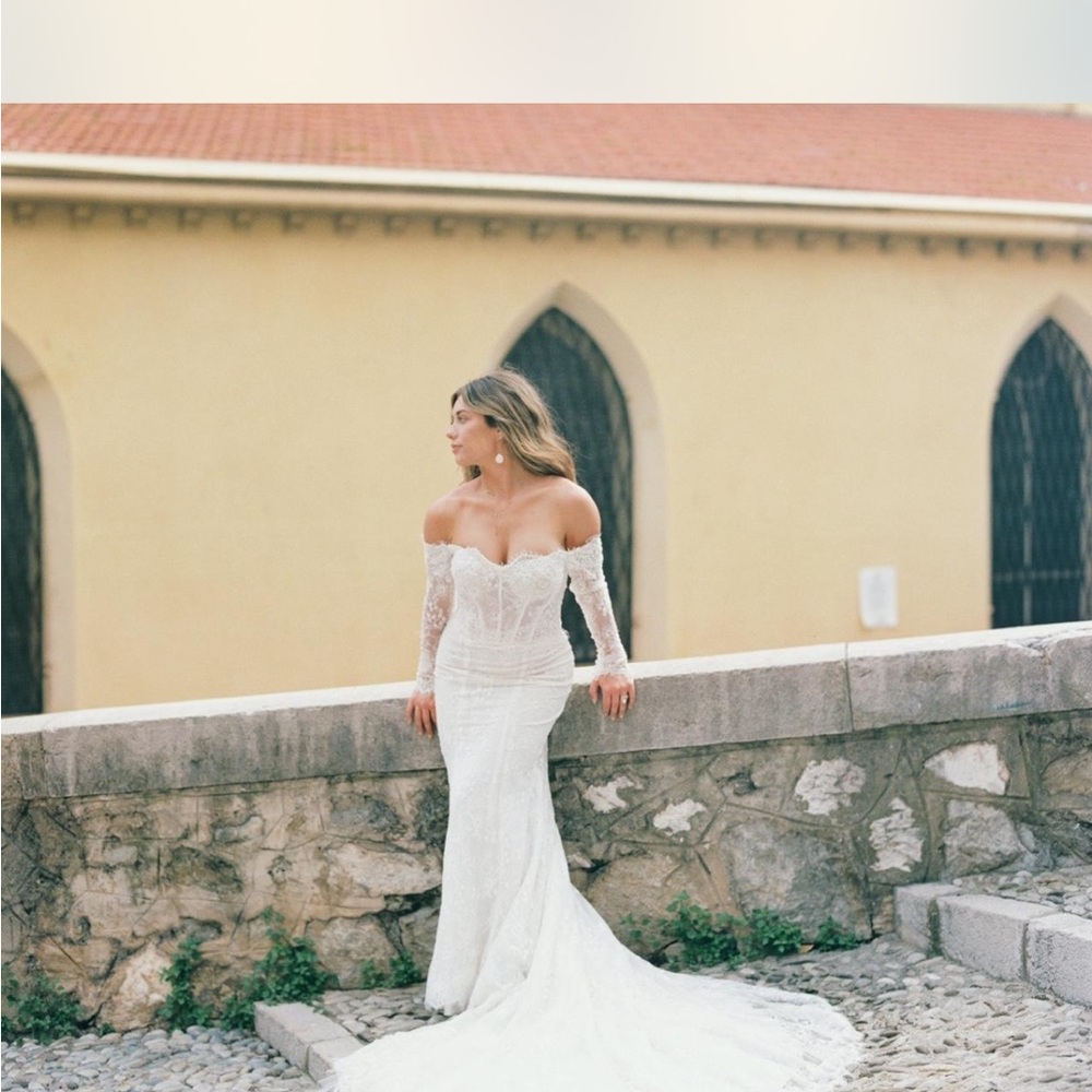 Elegant Off-Shoulder Lace Wedding Dress